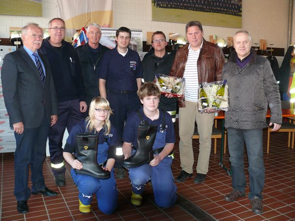 v.l. Bürgermeister Hubert Effkemann, Chr. Nolte, KBM Joh. Thesing, Ralf Beuker, Mark Pöpping (stellvertr. Kreis-Jugendfeuerwehrwart), Rainer Feldmann, Michael Möllers, hockend: Corinna Luters und Malte Hagemann