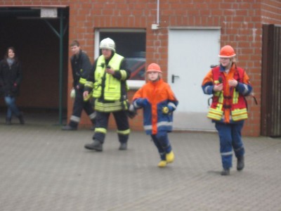 10.03.2012: Jugendfeuerwehr übt Feuerwehreinsatz